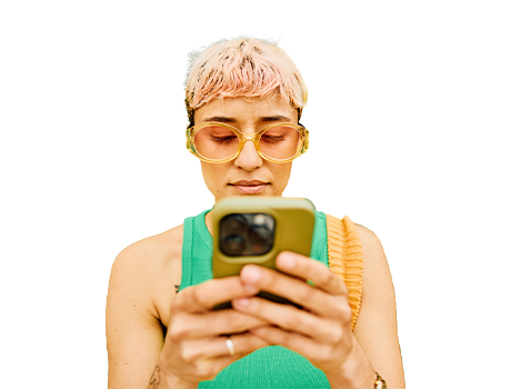 Ragazza che usa il suo smartphone in un contesto di vacanza