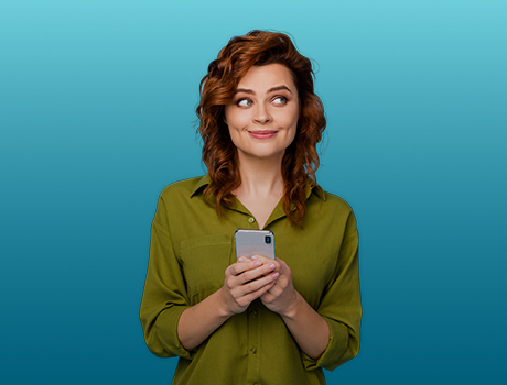 Ragazza con espressione incuriosita e cellulare in mano