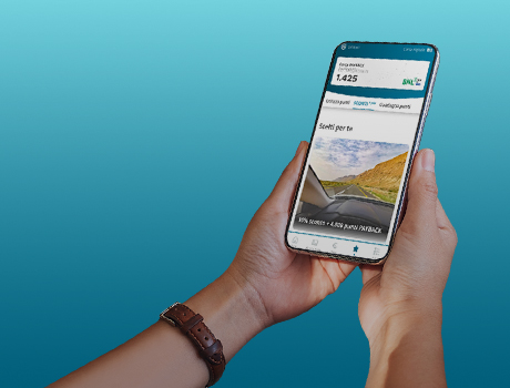 Smartphone con schermata app Sconti x you con vista di una strada